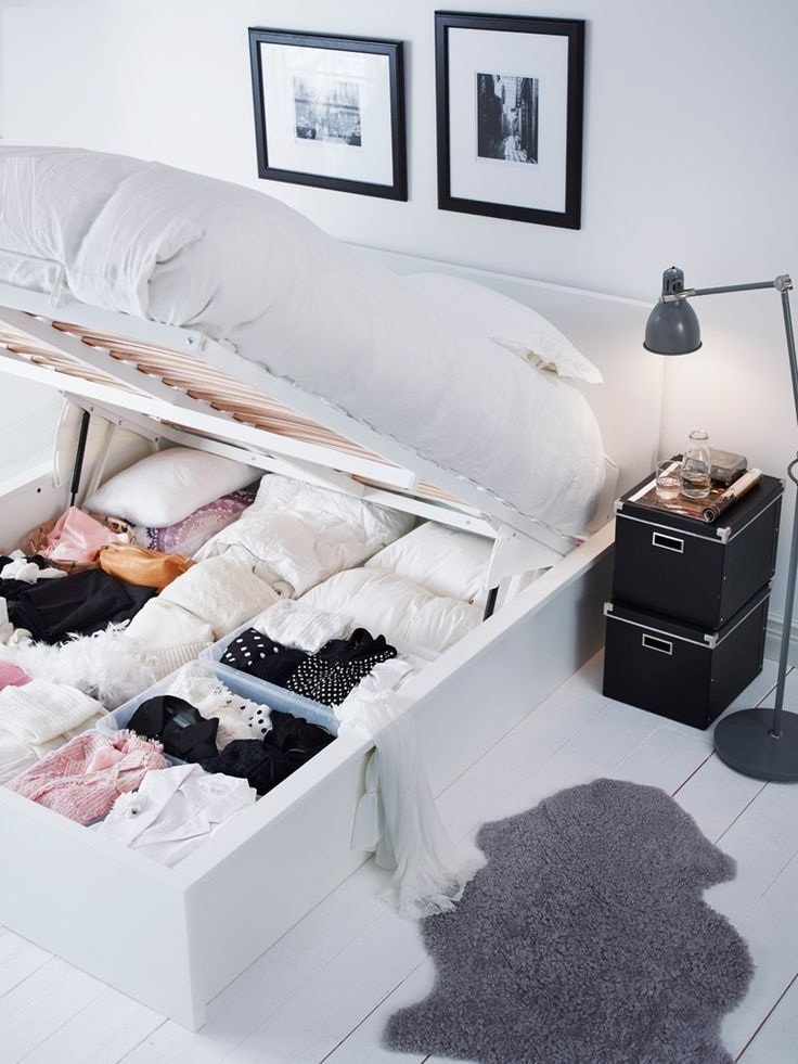 Кровать с подъемным механизмом очень удобный вариант для хранения вещей