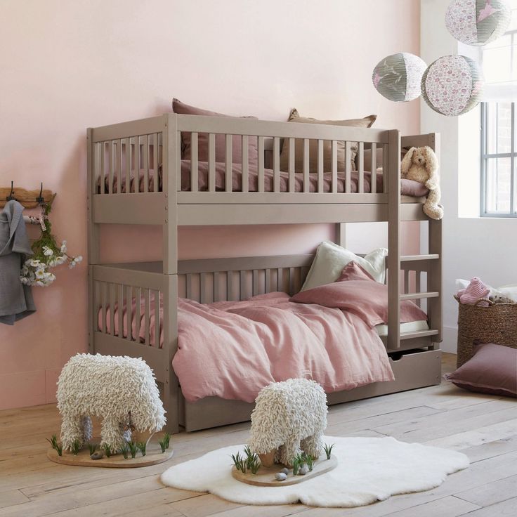 Двухъярусная кровать - оптимальный вариант для детской комнаты небольших размеров