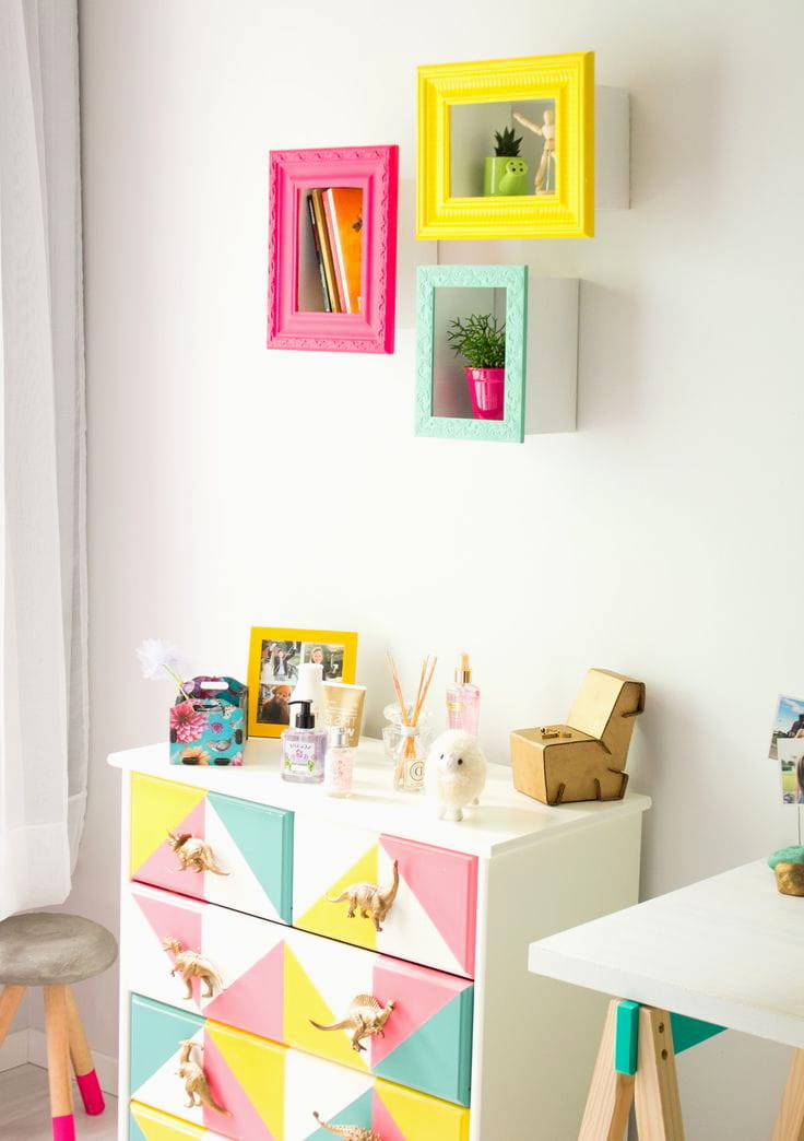 Разноцветный шкаф для хранения игрушек выглядит эффектно на фоне белой стены