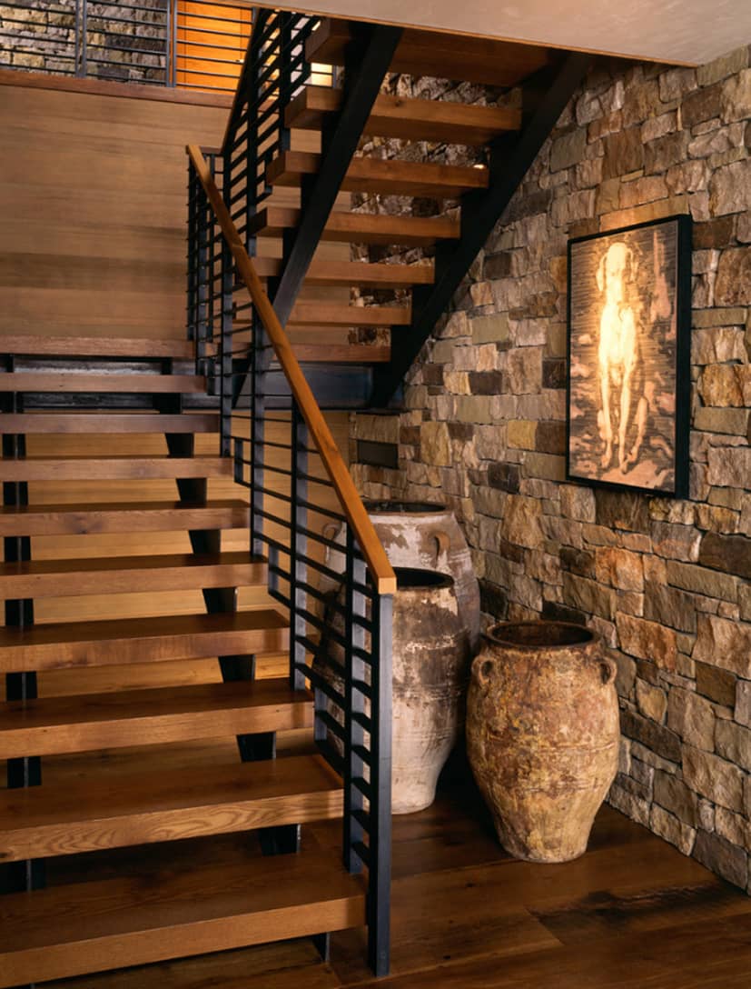 Лестница в деревянном доме на второй этаж – виды, идеи расположения и оформление пространства