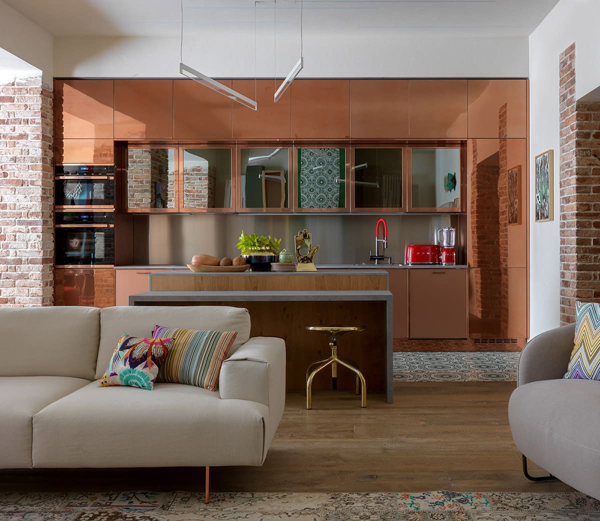 Стильный и современный интерьер кухни-гостиной в стиле лофт, где каждый элемент органично дополняет общий стиль, составляя единое целое пространство