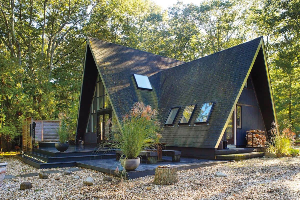 Большая черная крыша подчеркивает особый дух дачного домика-шалаша