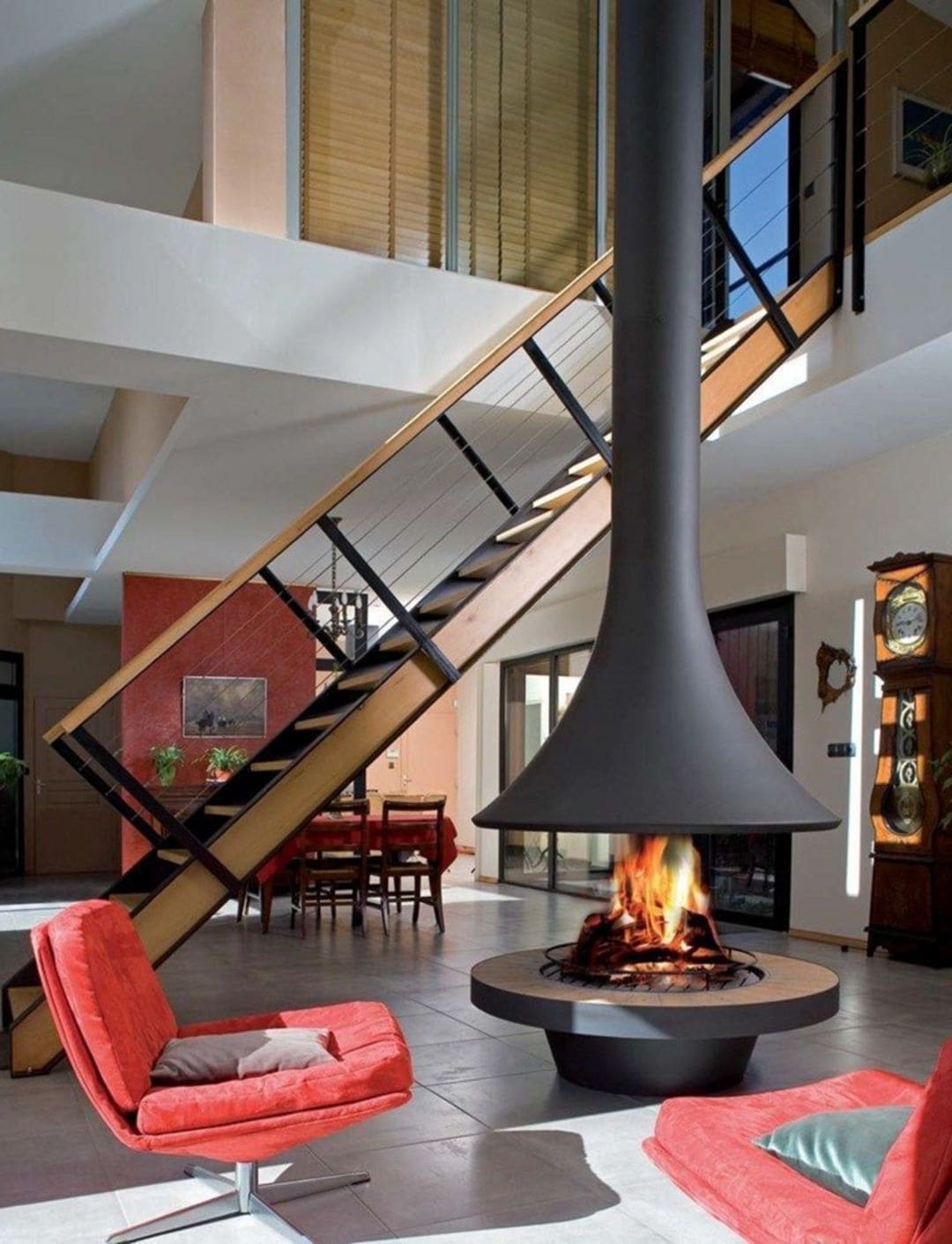 Интерьер гостиной с камином в современном стиле