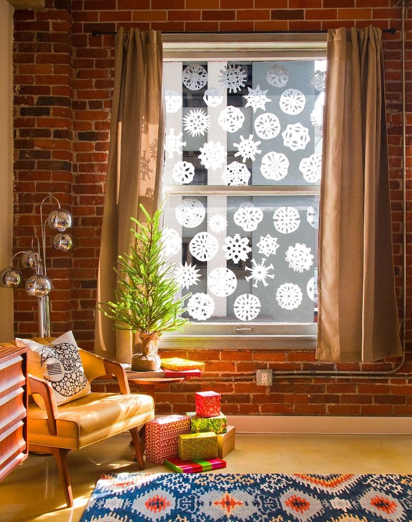 С помощью бумажных снежинок можно сотворить настоящий шедевр на окне