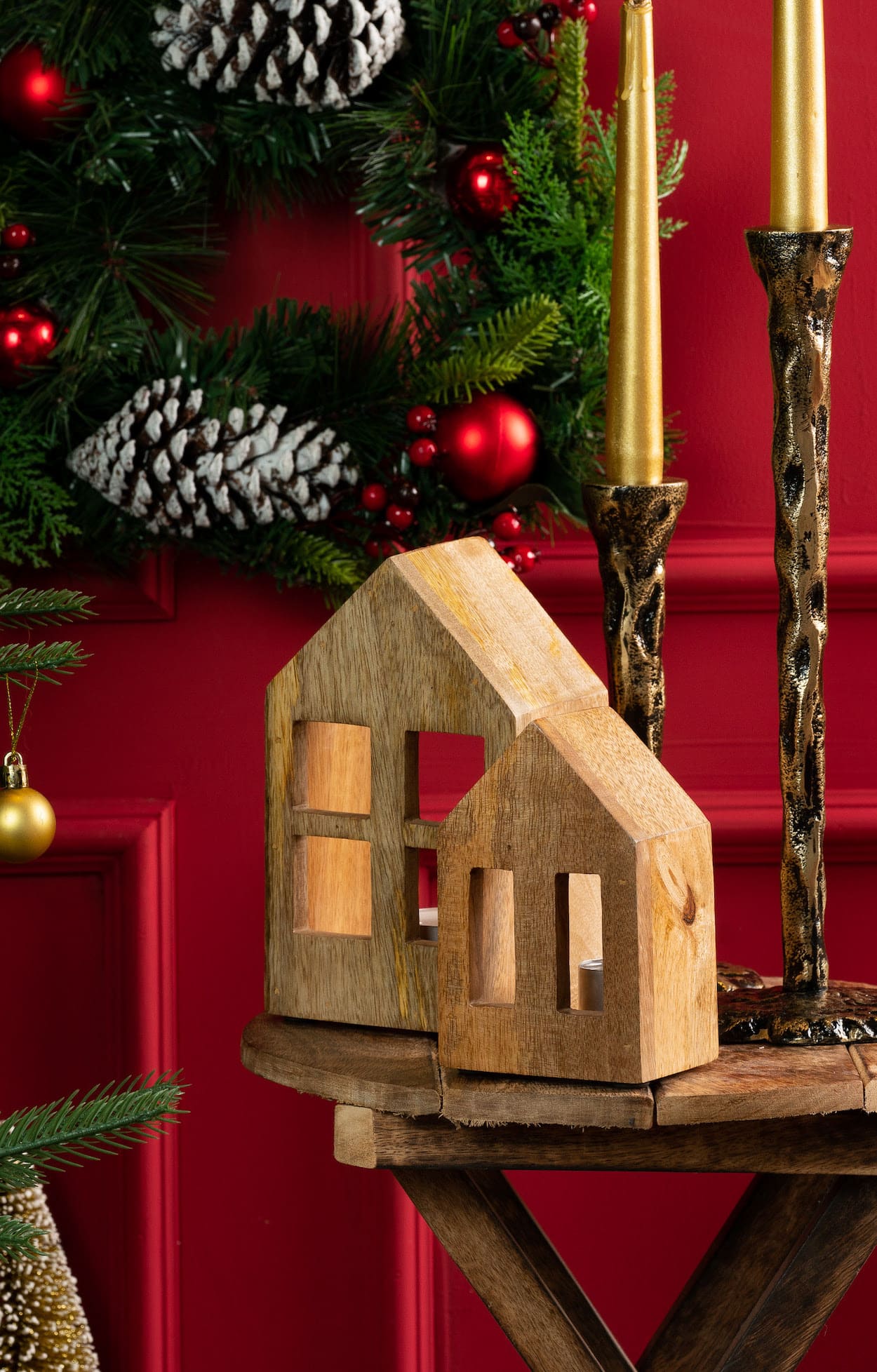 Необычные деревянные домики прекрасно гармонирующие с новогодним антуражем